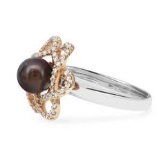 Anello da cocktail da donna con diamante rotondo da 0,38cttw e perla di Tahiti in oro 14k