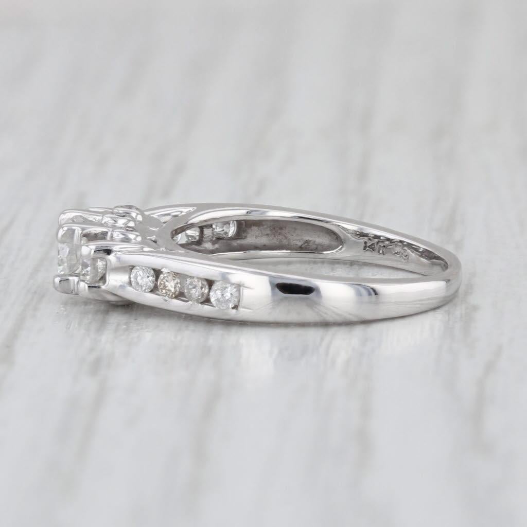 Informazioni sulla gemma:
- Diamanti naturali -
Carati totali - 0,38 carati (0,18 carati al centro, 0,20 carati di accenti)
Taglio - Brillante rotondo
Colore - F - L.
Chiarezza - I1 - I2

Metallo: oro bianco 14k
Peso: 2,9 grammi 
Timbri: 14k
Altezza