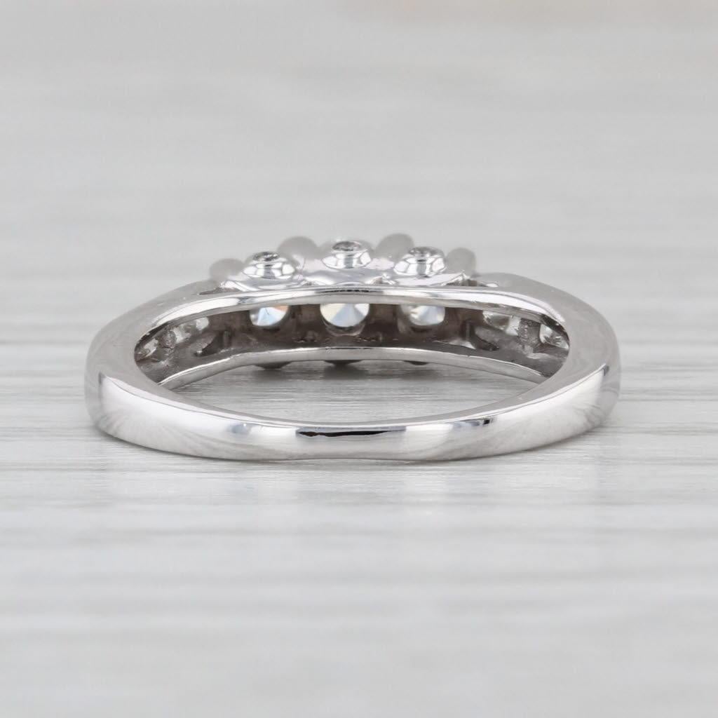 Taglio rotondo Anello di fidanzamento a 3 pietre con diamante da 0,38 ct. in oro bianco 14k, misura 4,5, con fascia da cattedrale in vendita