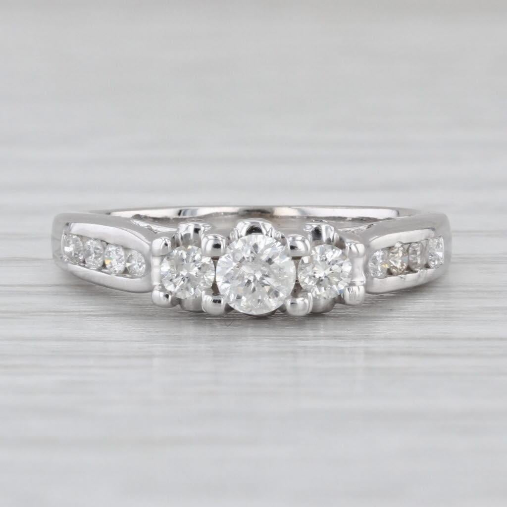 Anello di fidanzamento a 3 pietre con diamante da 0,38 ct. in oro bianco 14k, misura 4,5, con fascia da cattedrale In condizioni buone in vendita a McLeansville, NC