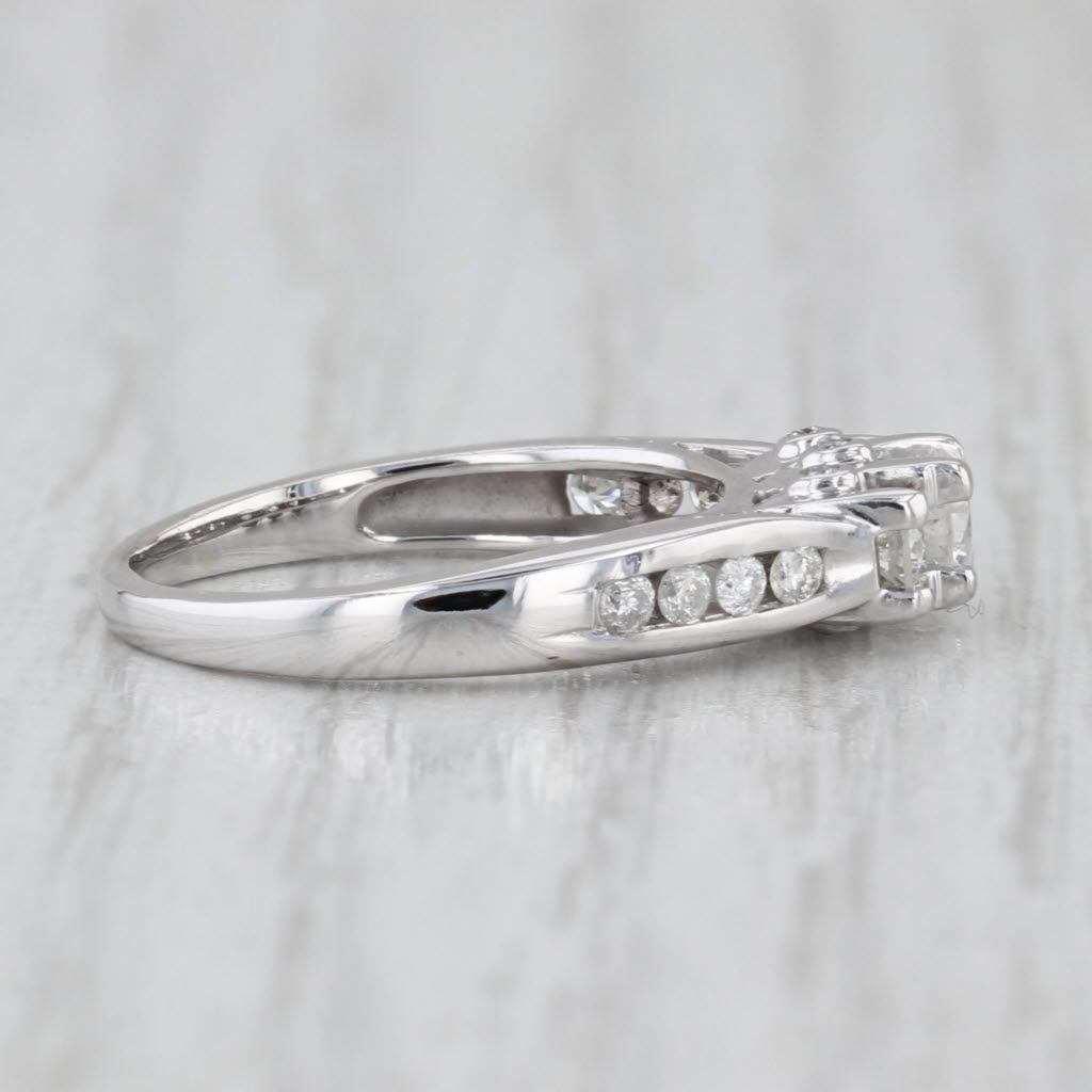 da uomo o donna Anello di fidanzamento a 3 pietre con diamante da 0,38 ct. in oro bianco 14k, misura 4,5, con fascia da cattedrale in vendita