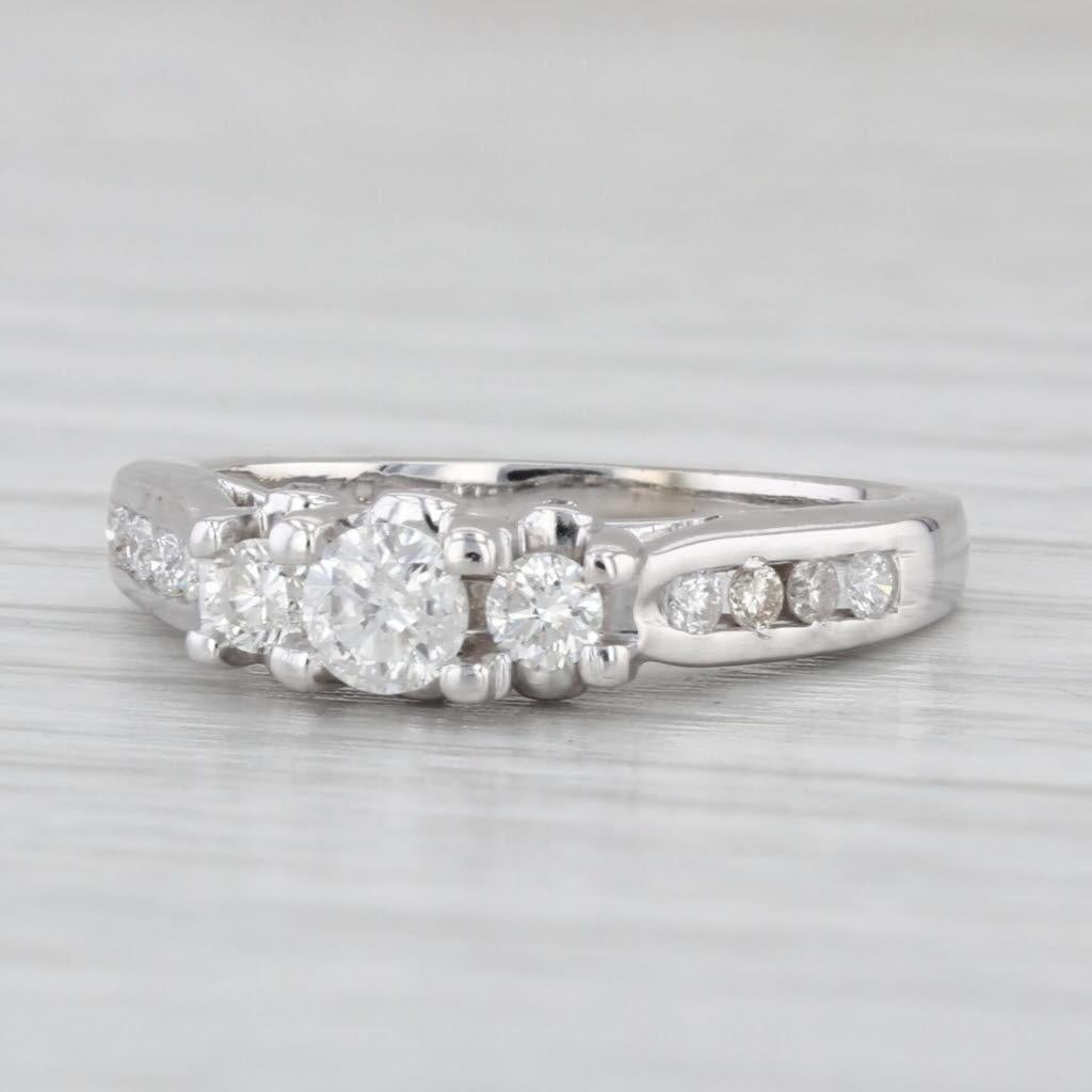 Anello di fidanzamento a 3 pietre con diamante da 0,38 ct. in oro bianco 14k, misura 4,5, con fascia da cattedrale in vendita 1