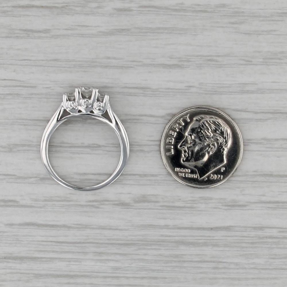 Anello di fidanzamento a 3 pietre con diamante da 0,38 ct. in oro bianco 14k, misura 4,5, con fascia da cattedrale in vendita 2