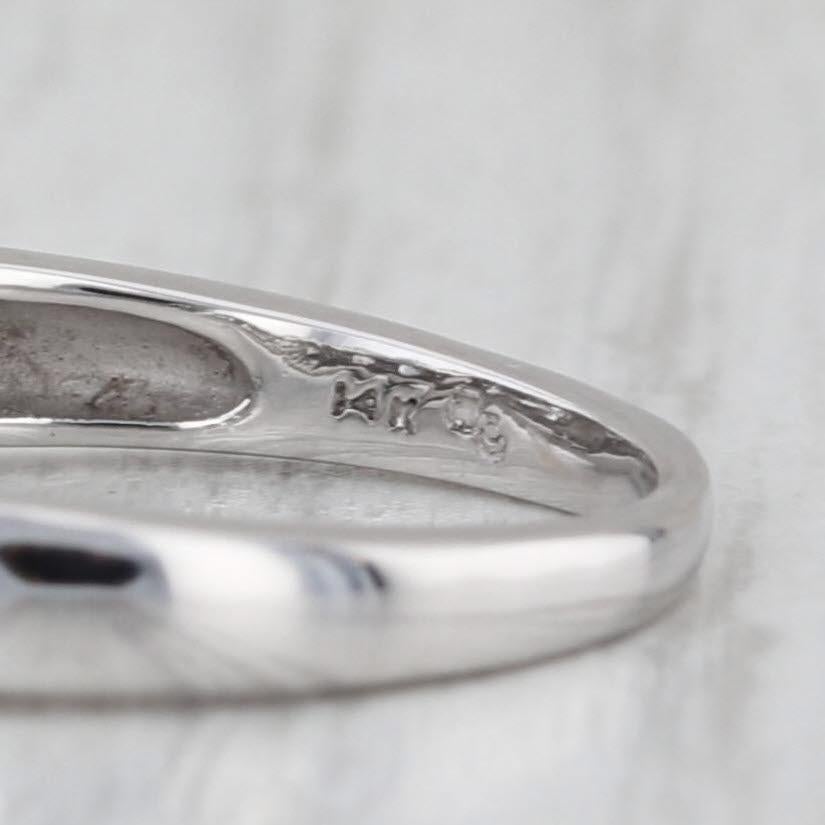 Anello di fidanzamento a 3 pietre con diamante da 0,38 ct. in oro bianco 14k, misura 4,5, con fascia da cattedrale in vendita 3