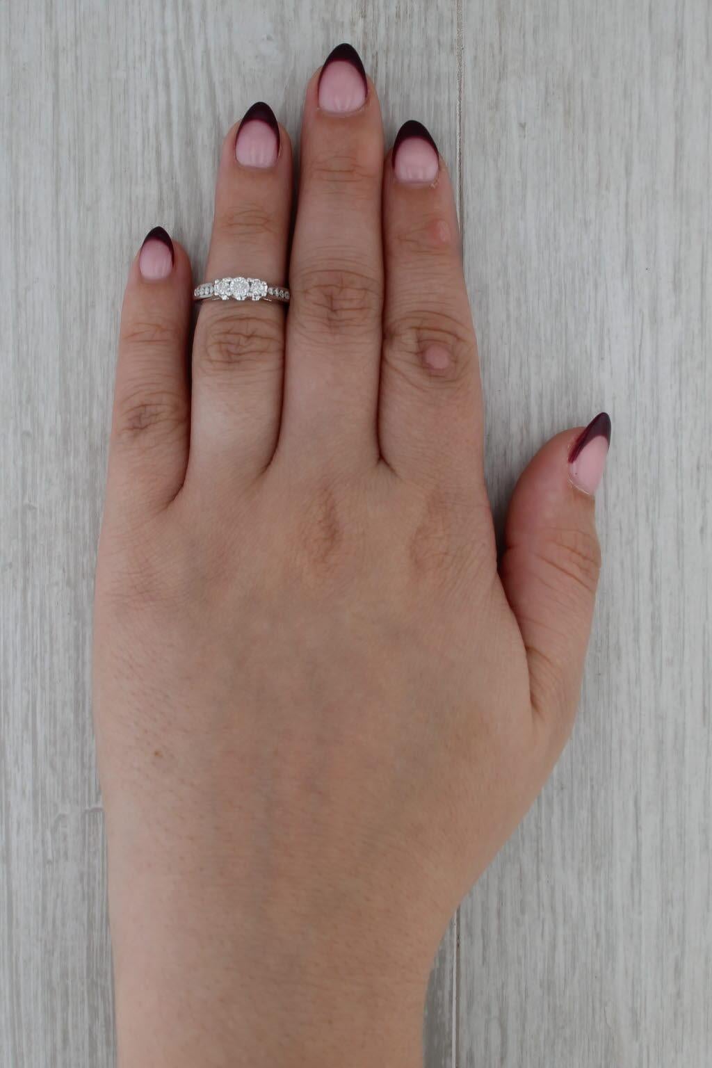 Anello di fidanzamento a 3 pietre con diamante da 0,38 ct. in oro bianco 14k, misura 4,5, con fascia da cattedrale in vendita 4