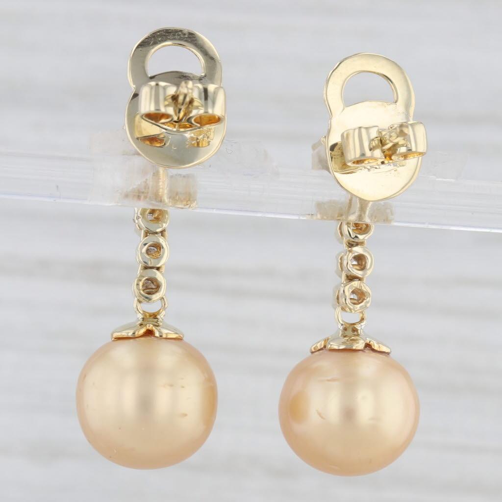Taglio rotondo Orecchini pendenti di perle dorate coltivate con diamanti da 0,38 carati in oro giallo 14k in vendita