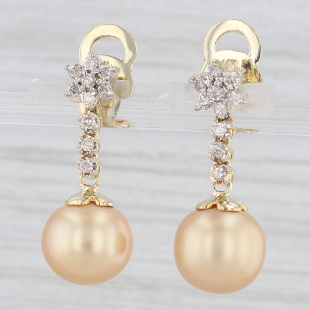 Donna Orecchini pendenti di perle dorate coltivate con diamanti da 0,38 carati in oro giallo 14k in vendita
