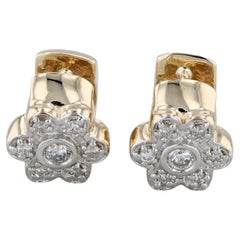 Boucles d'oreilles créoles « Flower Huggie » en or jaune 14 carats avec diamants 0,38 carat
