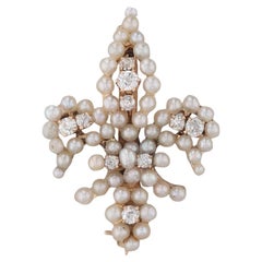 Broche Fleur De Lis en or jaune 14 carats avec diamants 0,38 carat et perles naturelles