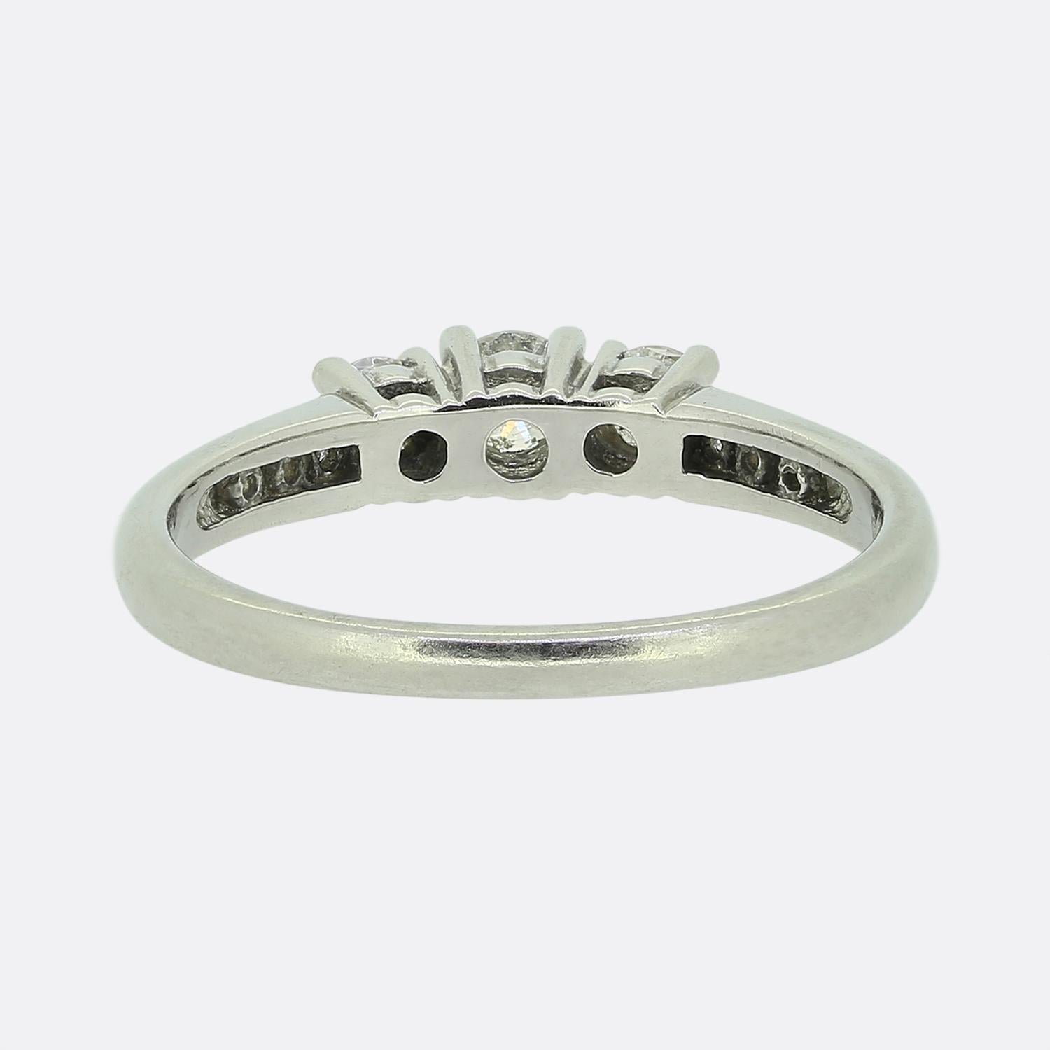 Anello a tre pietre con diamante da 0.39 carati In condizioni buone in vendita a London, GB