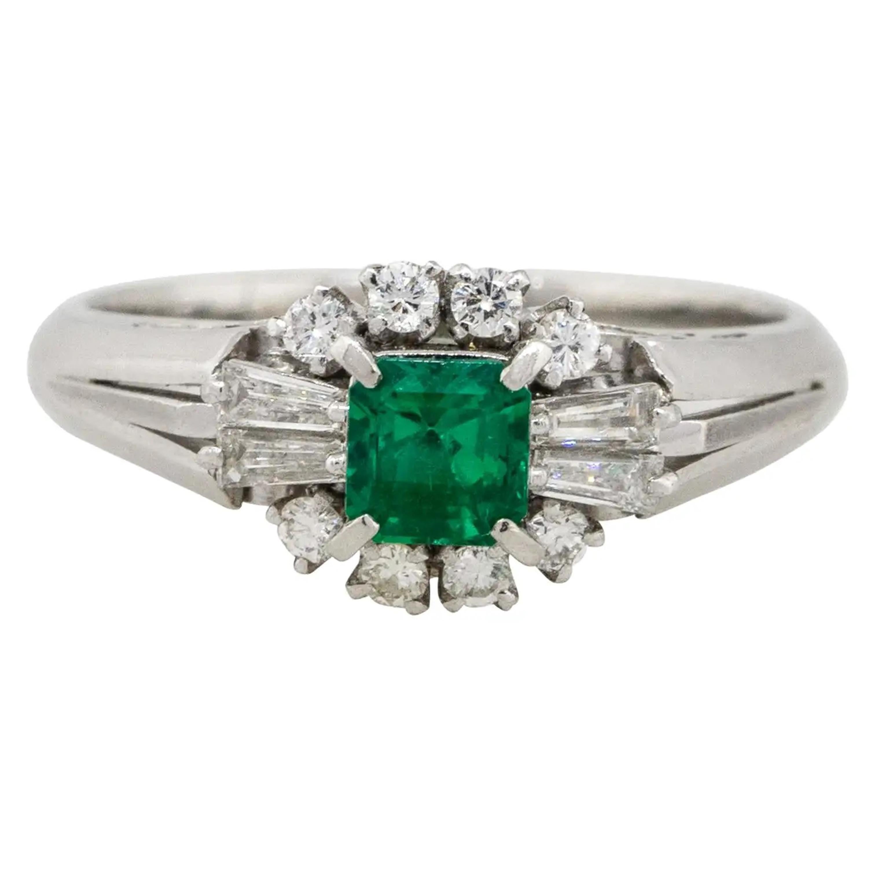 MATERIAL: Platin
Edelstein-Details: Ca. 0,39ctw Smaragd Zentrum Edelstein
Details der Diamanten: Ca. 0,27ctw von runden und Baguette-Schliff Diamanten. Die Diamanten haben eine Farbe von G/H und eine Reinheit von VS.
Ringgröße: 4.5
Ring-Maße: 0,75