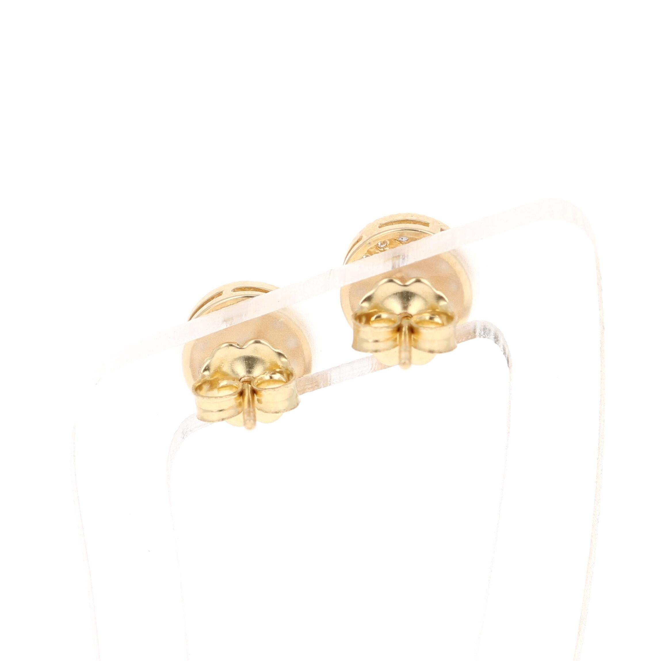 Taille ronde Boucles d'oreilles en or jaune avec grappe de diamants ronds de 0,39 carat en vente