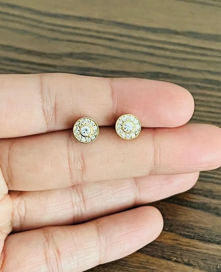 Boucles d'oreilles en or jaune avec grappe de diamants ronds de 0,39 carat Neuf - En vente à Los Angeles, CA