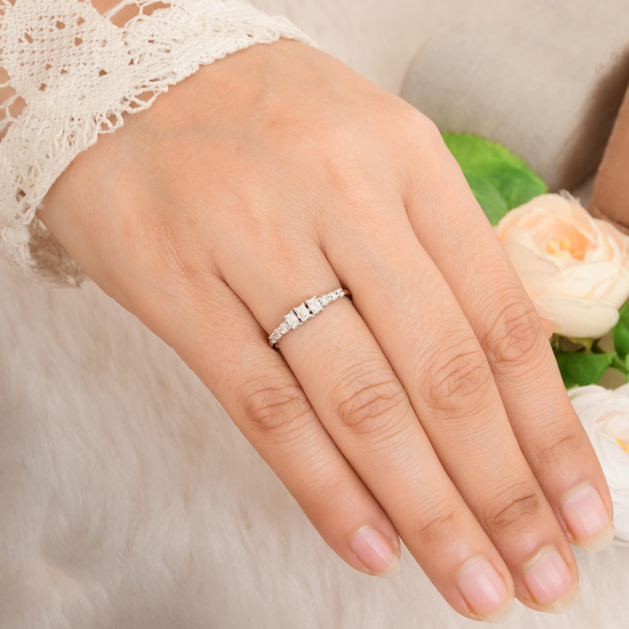 Anello a fascia con diamante rotondo e taglio smeraldo da 0,39 carati Gioielli in oro bianco 18 carati In condizioni Nuovo in vendita a Diera, Dubai