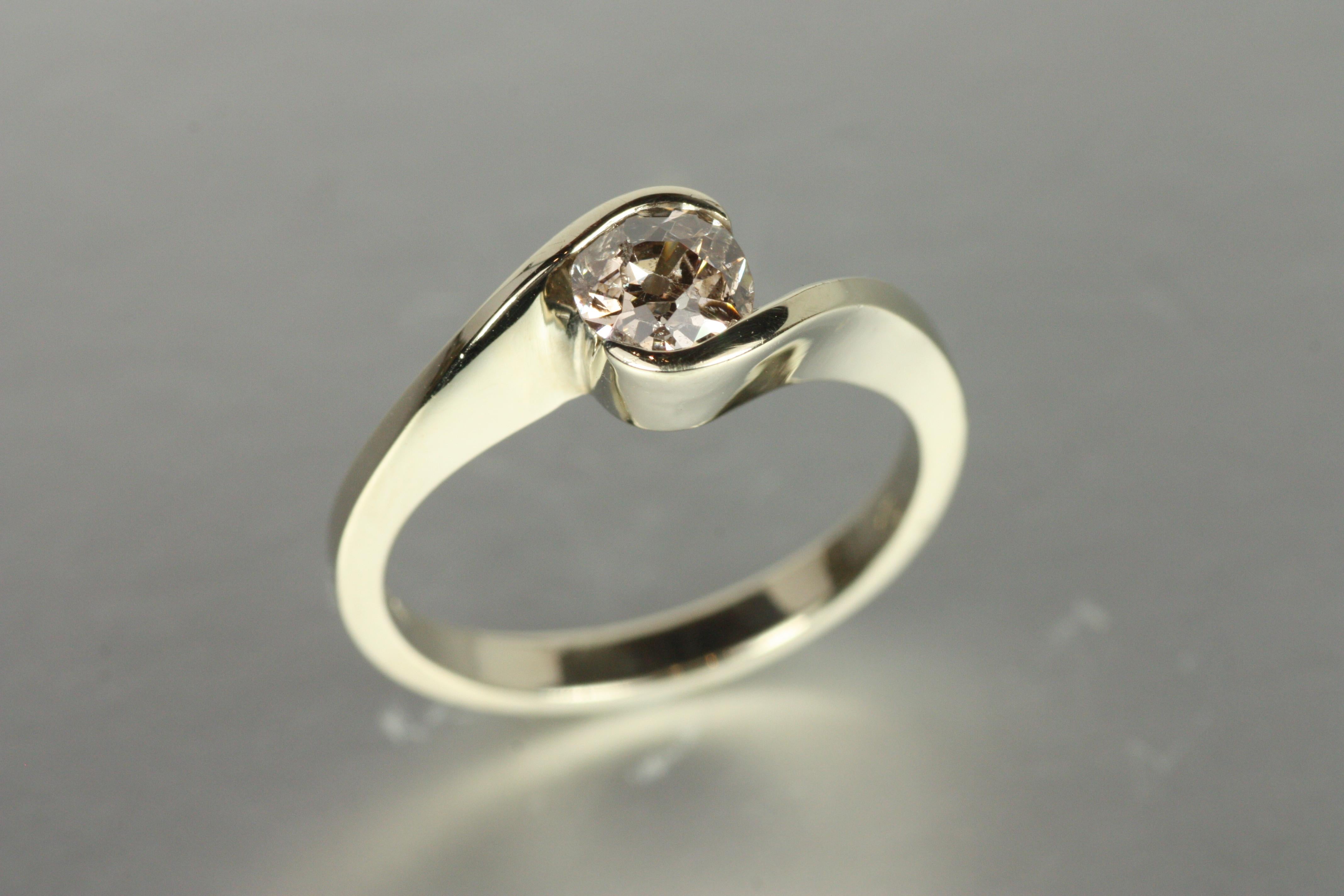 0.39ct Corte Europeo Diamante Marrón Solitario Curvo Anillo de Compromiso de Oro Blanco Moderno en venta