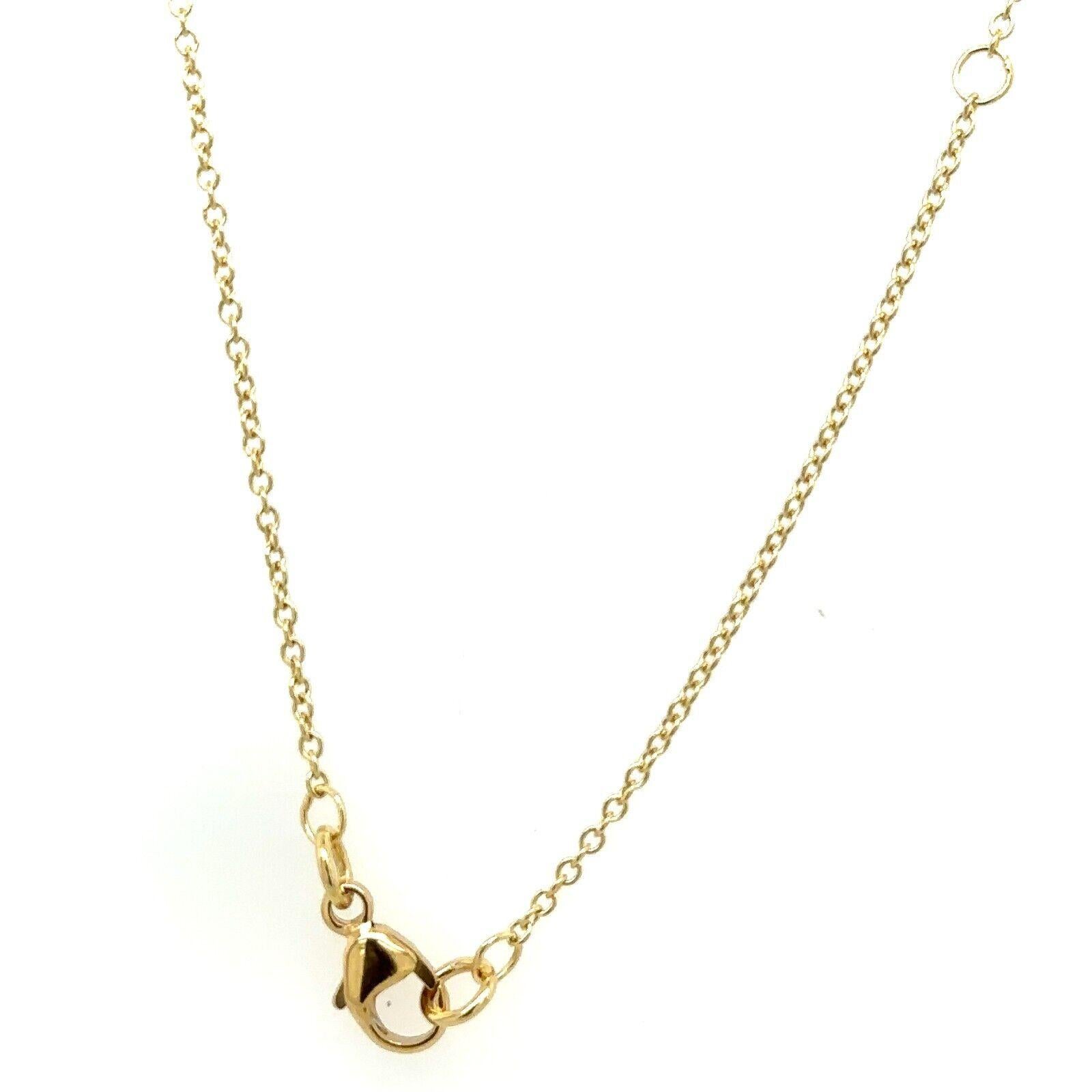 Cette parure de collier présente 1 diamant naturel de forme ovale d'un poids total de 0,39ct F/SI1. Le diamant est serti en or jaune 18ct, suspendu à une chaîne en or jaune 18ct de 18