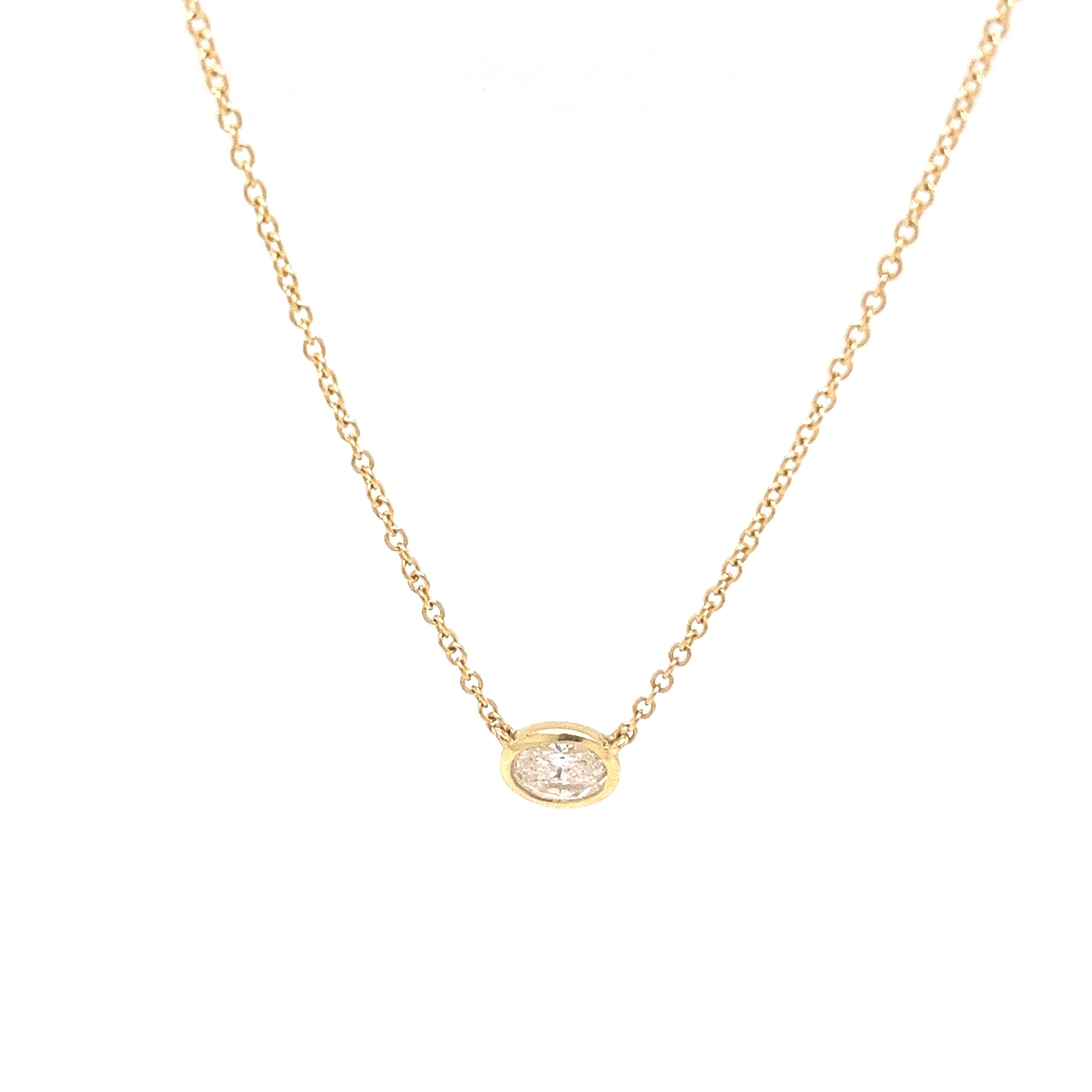 Taille ovale Pendentif en or jaune 18 carats serti d'un diamant de forme ovale de 0,39 carat sur une monture en caoutchouc en vente