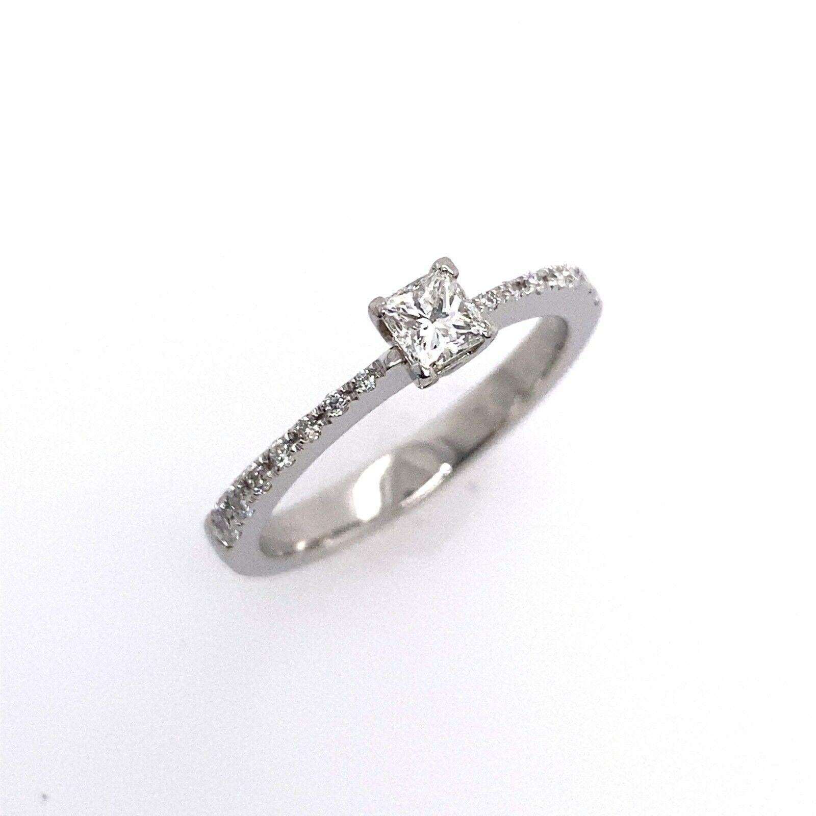 0.39ct Solitaire Princess Cut Diamond Ring in Platinum In Excellent Condition For Sale In London, GB
