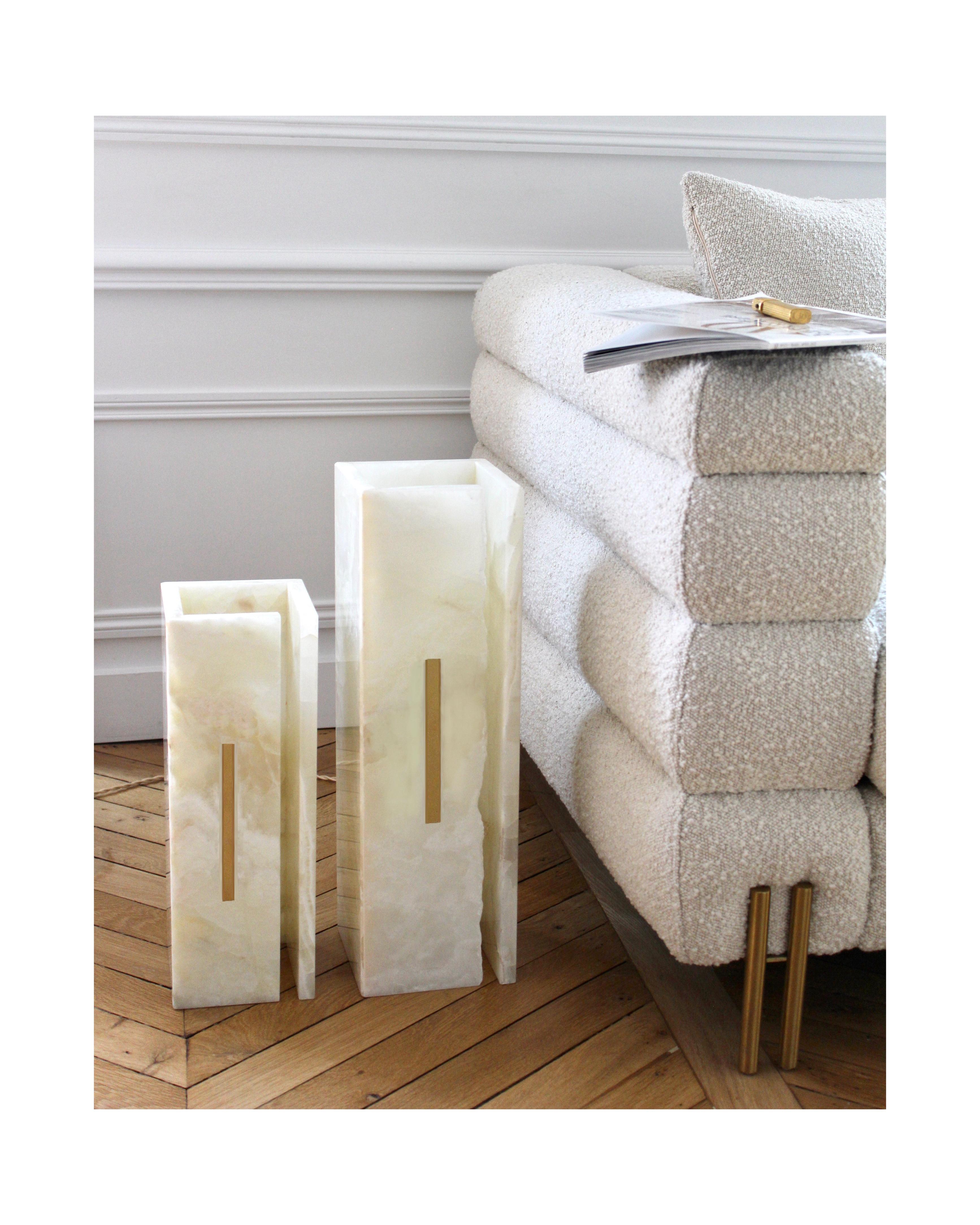 Forme de bloc organique sculptée à la main, sculpture d'un Onix blanc pur de Marie Jeunet en vente 1