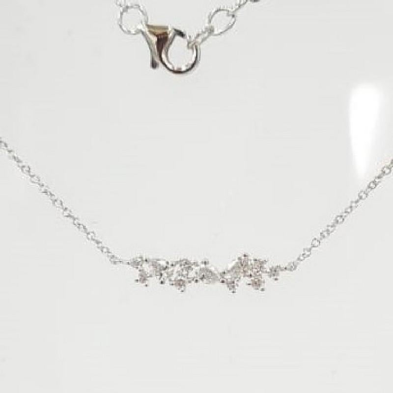 Karatgewicht der Diamanten: Diese atemberaubende Halskette ist mit insgesamt 0,4 Karat Diamanten besetzt. Er besteht aus 8 Diamanten im Rundschliff und 3 Diamanten im Birnenschliff, die aufgrund ihres außergewöhnlichen Funkelns und ihrer Faszination