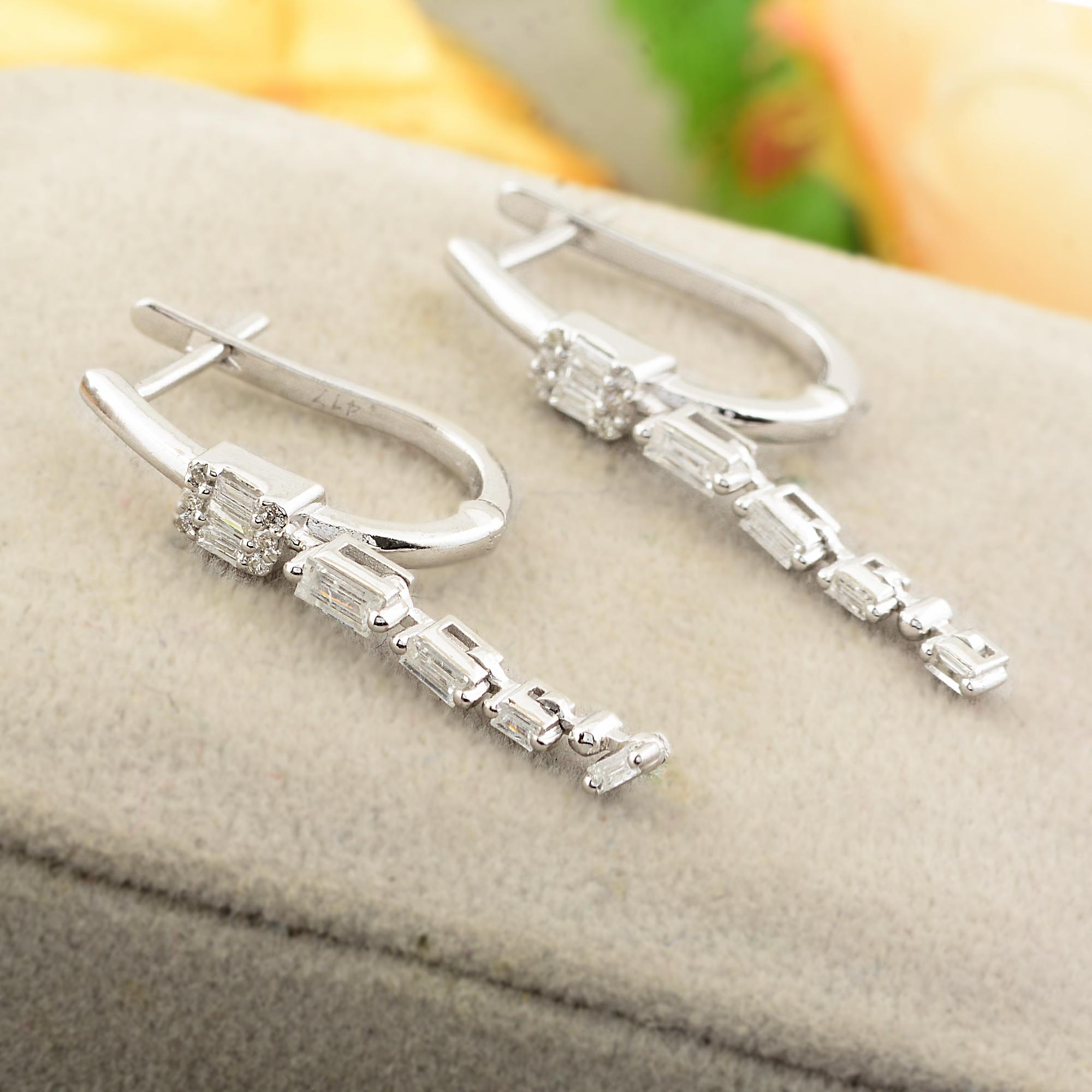 Erhöhen Sie Ihre Eleganz mit diesen atemberaubenden natürlichen 0,40 Karat Baguette- und runden Diamant-Ohrringen, die in exquisitem 10 Karat Weißgold gefertigt sind. Jeder Ohrring zeichnet sich durch eine raffinierte Anordnung von Diamanten im