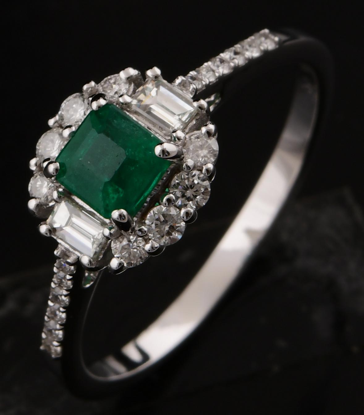0.4 Carat Zambian Emerald Ring 0.3 Ct. SI/H Baguette Diamond 18 Karat White Gold In New Condition For Sale In Diera, Dubai