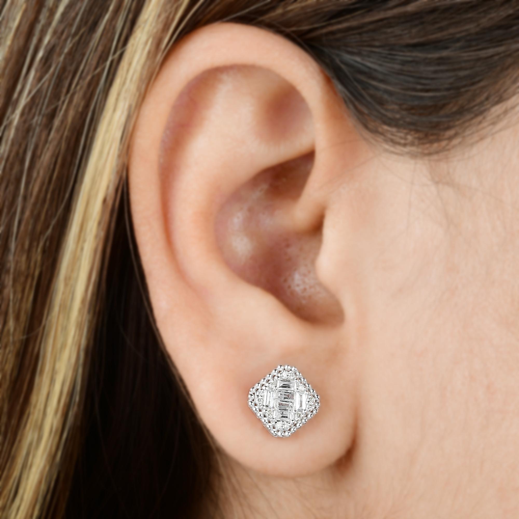 Moderne Clous d'oreilles en or blanc 10 carats avec diamants ronds baguettes de 0,40 carat en vente