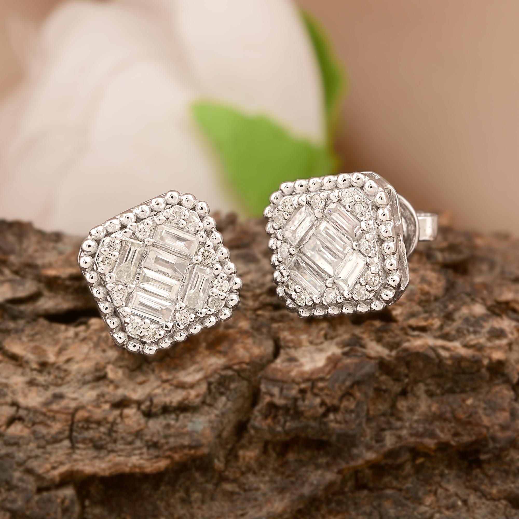 Taille baguette Clous d'oreilles en or blanc 10 carats avec diamants ronds baguettes de 0,40 carat en vente