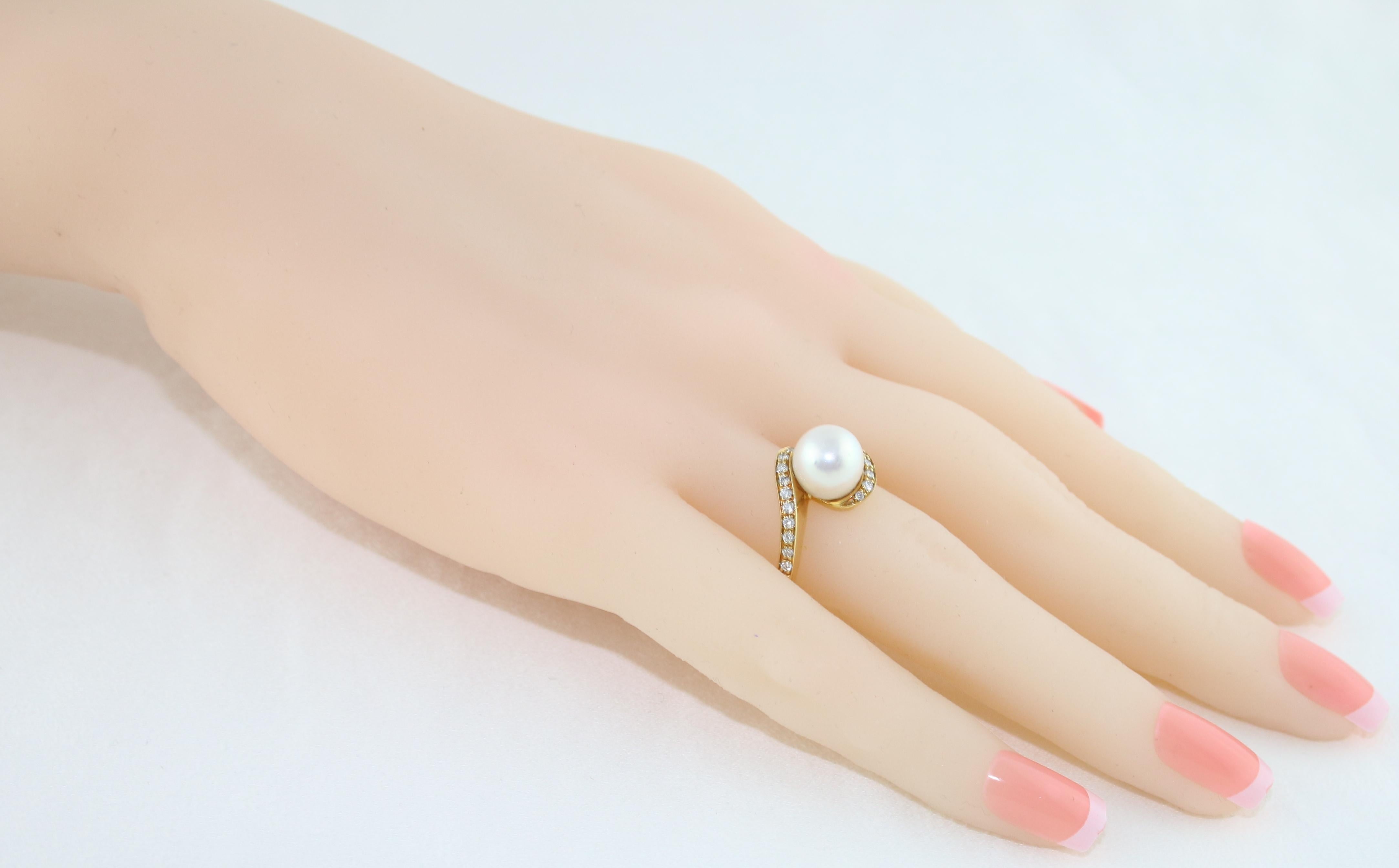 0.40 Carat Diamond and Pearl Bypass Gold Ring In New Condition For Sale In New York, NY