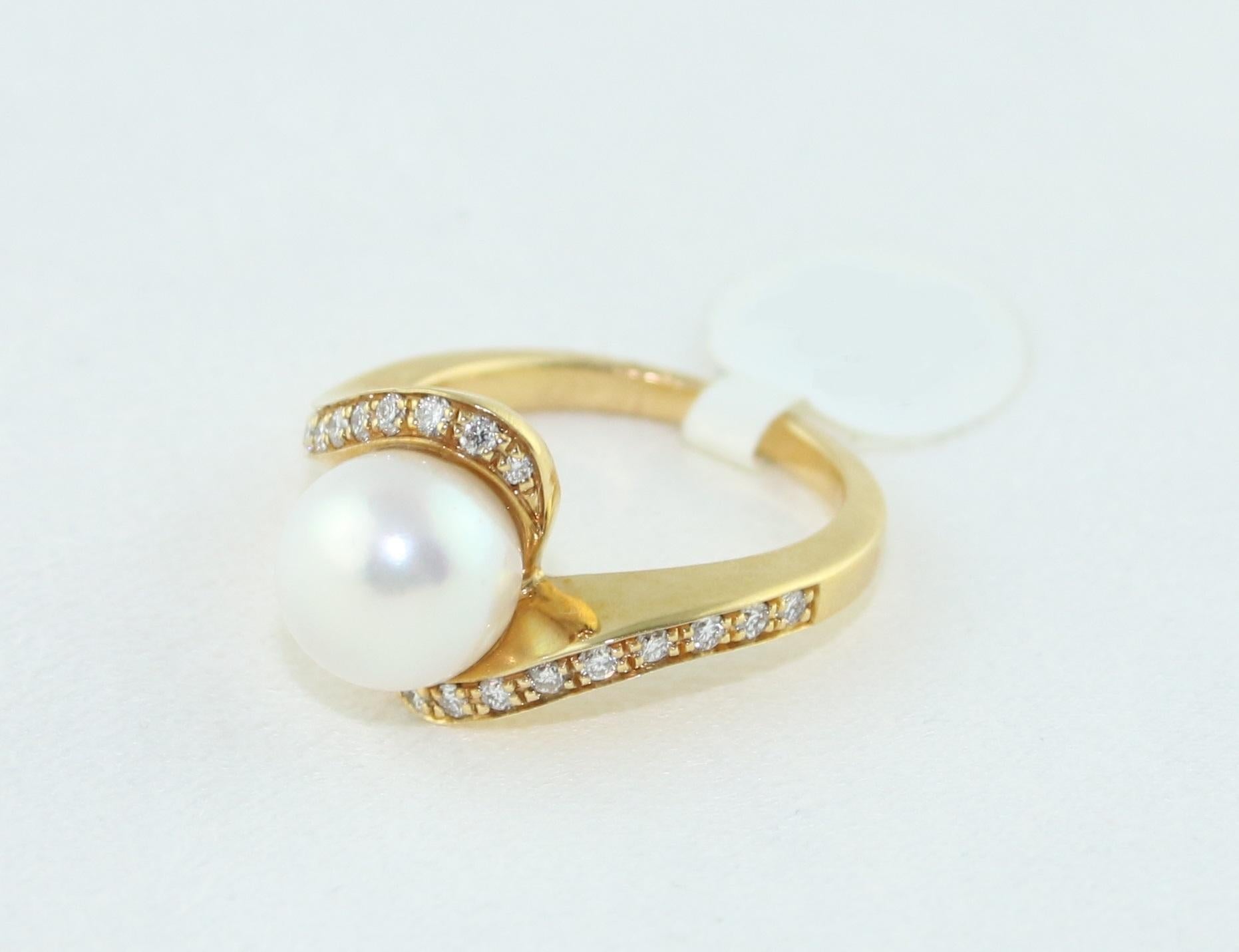0.40 Carat Diamond and Pearl Bypass Gold Ring For Sale 3