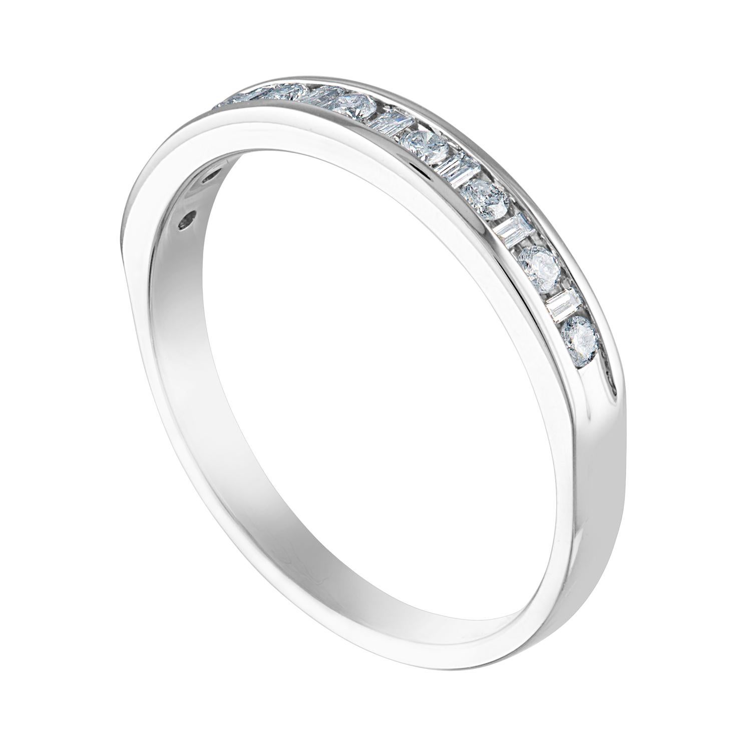 Anello a mezza banda con incastonatura a canale
L'anello è in oro bianco 14 carati.
Ci sono 0,40 carati in diamanti F SI
Ci sono diamanti rotondi e baguette di piccole dimensioni
L'anello è una misura 7.0, misura notevole.
L'anello è largo 2.93