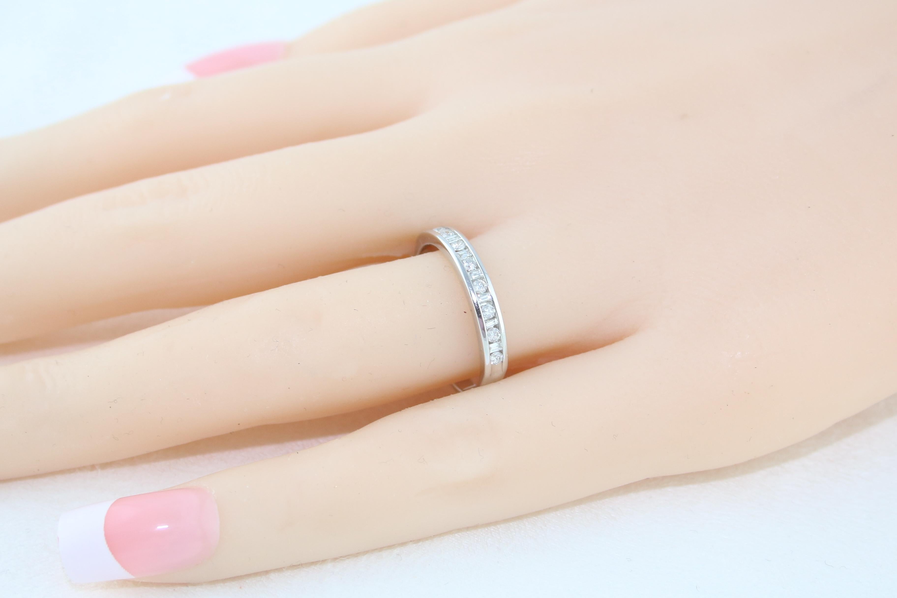 Donna Anello a mezza fascia in oro con diamante incastonato a canale da 0.40 carati in vendita