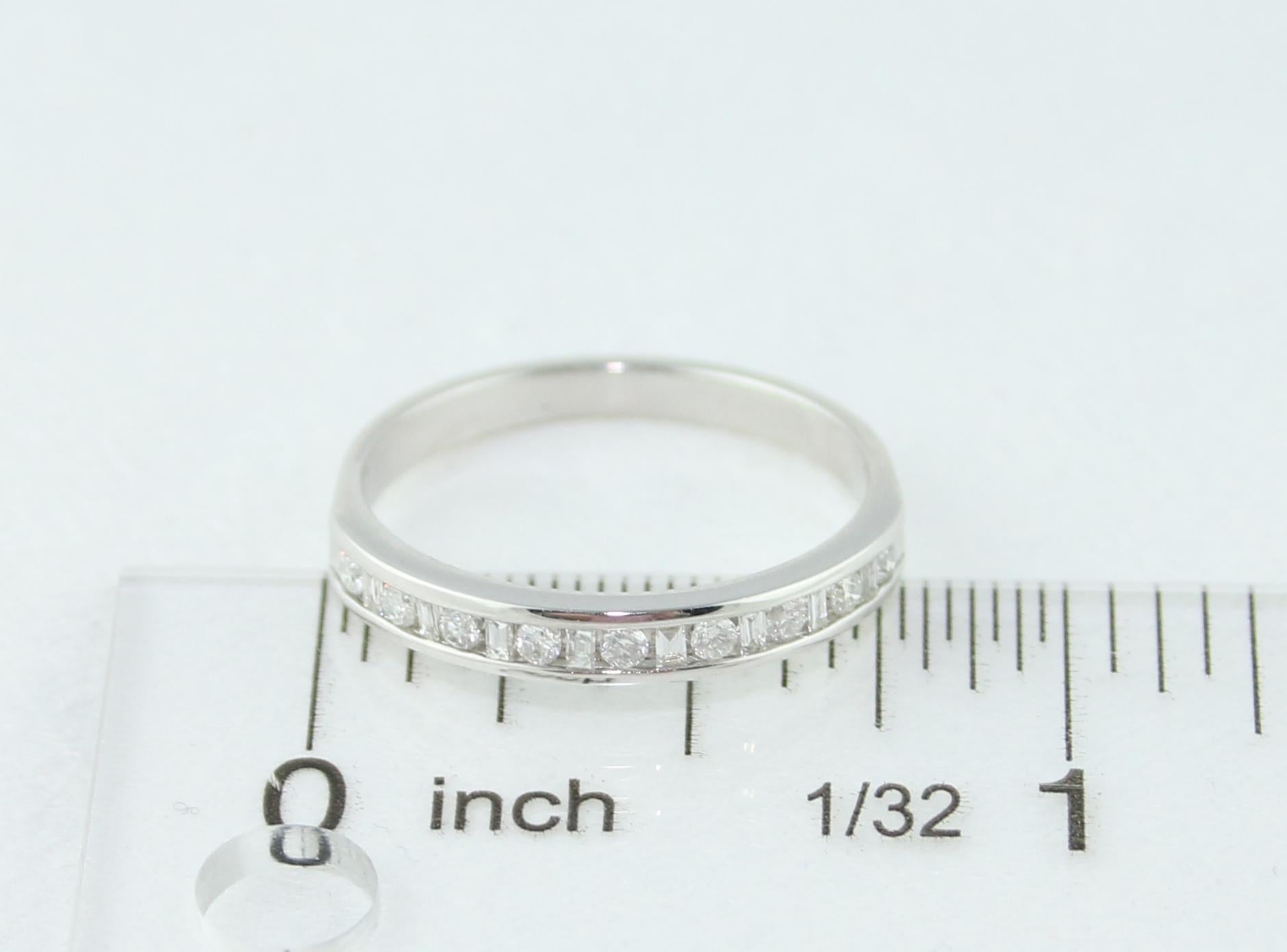 Anello a mezza fascia in oro con diamante incastonato a canale da 0.40 carati in vendita 1
