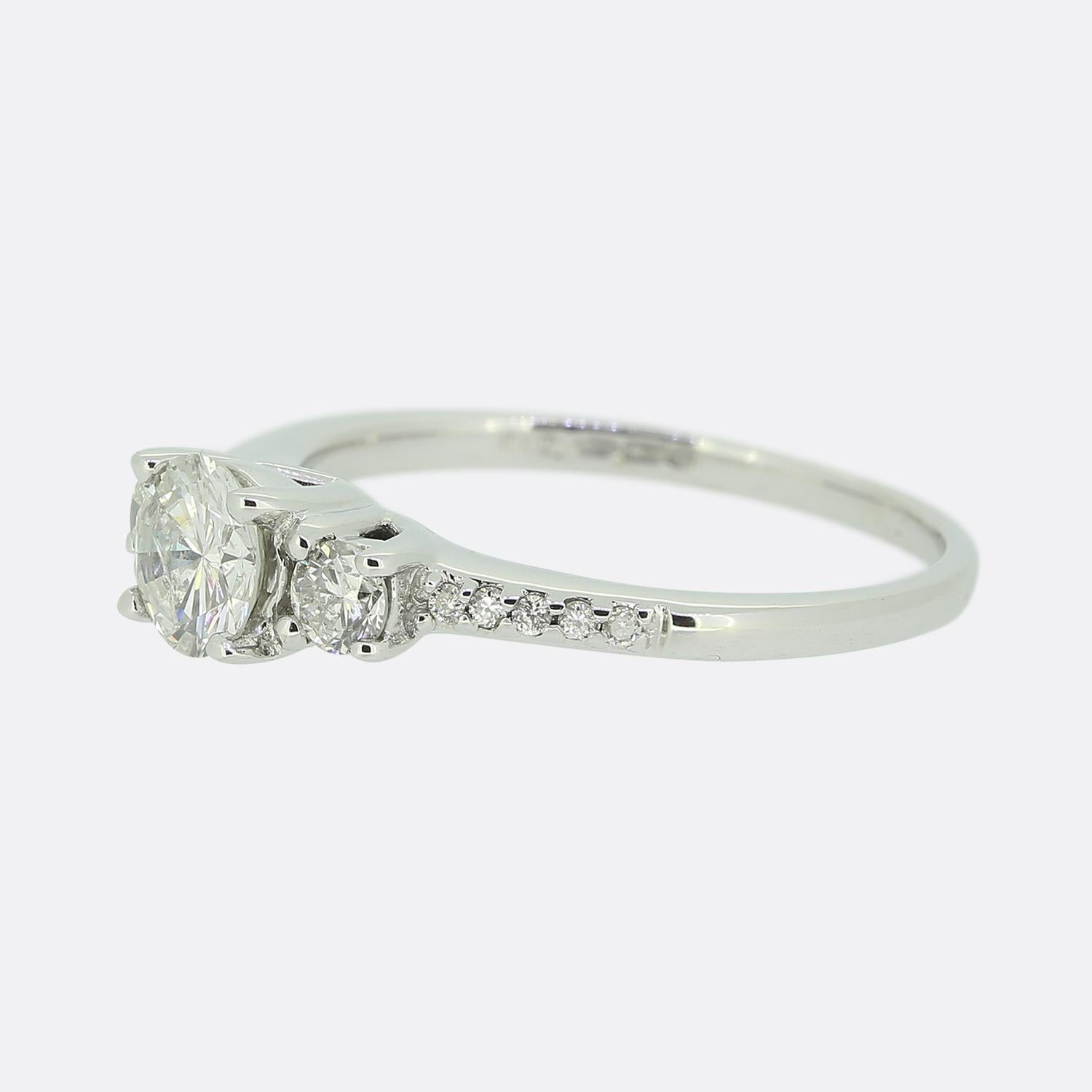 Se trata de un anillo de compromiso de diamantes en oro blanco de 18 ct. El anillo alberga un diamante de talla redonda brillante en relieve, con un diamante más pequeño a cada lado y otros 5 en cada hombro.

Estado: Usado (Excelente)
Peso: 2.8