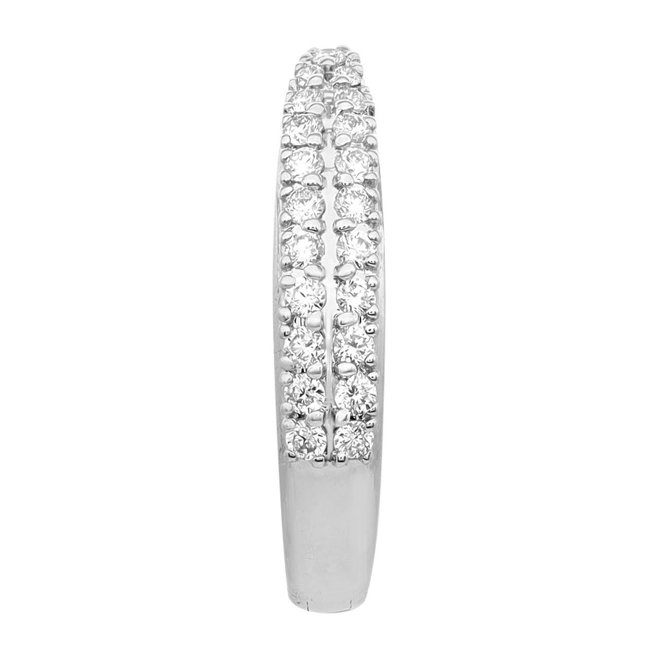 Lassen Sie sich von der Eleganz der exquisiten 0,40-Karat-Diamant-Ohrringe in 18 Karat Weißgold verzaubern. Diese Huggie-Ohrringe sind der Inbegriff von Raffinesse und Charme. Jeder Ohrring besteht aus zwei Reihen funkelnder Diamanten, die