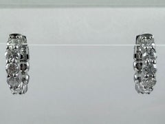 Orecchini Huggie con diamante da 0,40 carati in oro bianco 14K