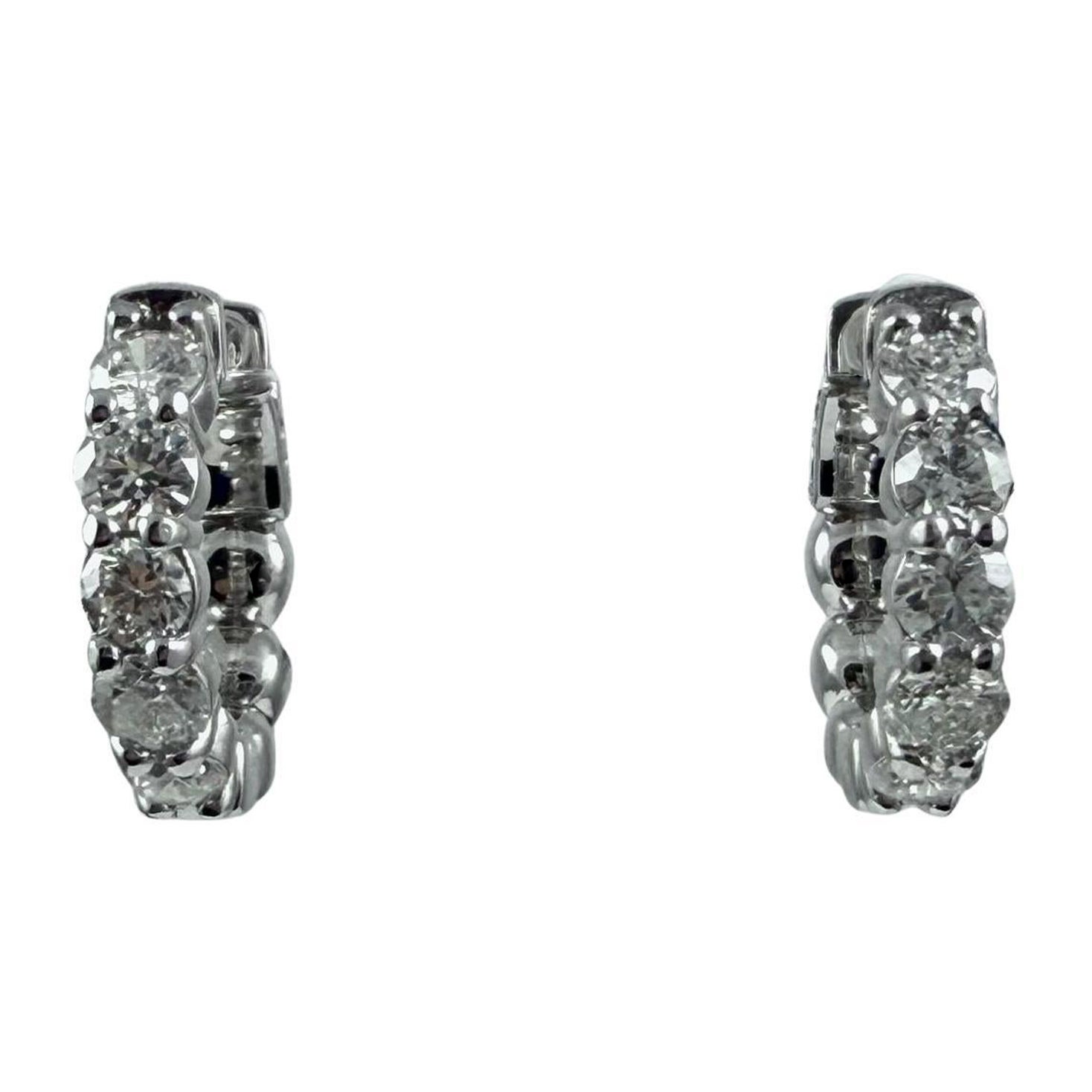 Orecchini Huggie con diamante da 0,40 carati in oro bianco 14K