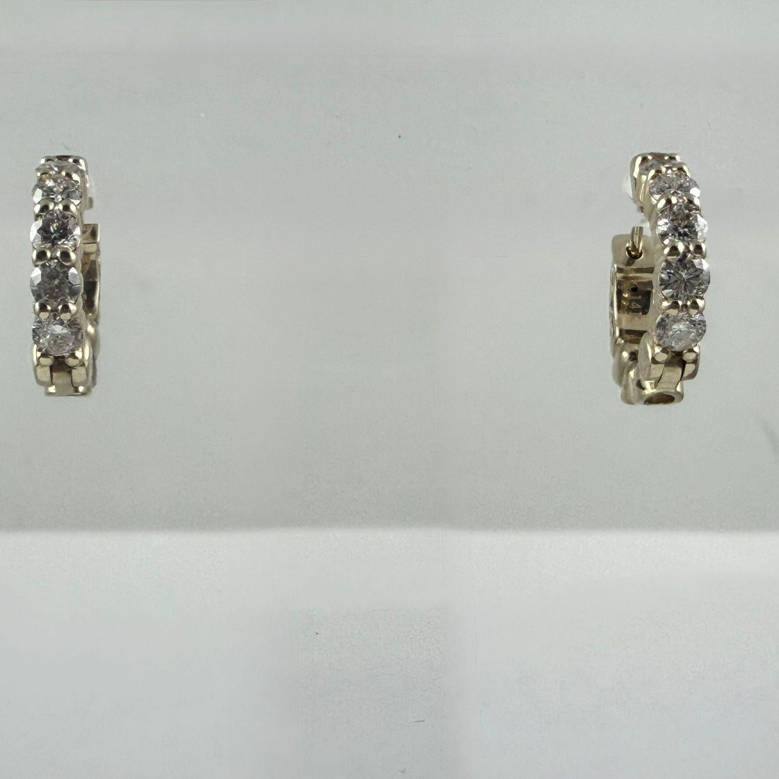 Intemporelles et polyvalentes, ces boucles d'oreilles en diamant sont le luxe parfait pour tous les jours. Conçues avec 14 diamants ronds de taille brillant totalisant 0,40 carat, les boucles d'oreilles brillent d'une élégance subtile tout en