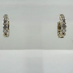 Orecchini Huggie con diamante da 0,40 carati in oro giallo 14K