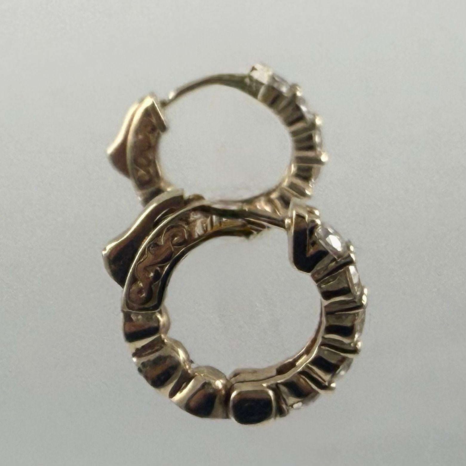 Taille ronde Boucles d'oreilles Huggie en or jaune 14K avec diamant de 0,40 carat en vente