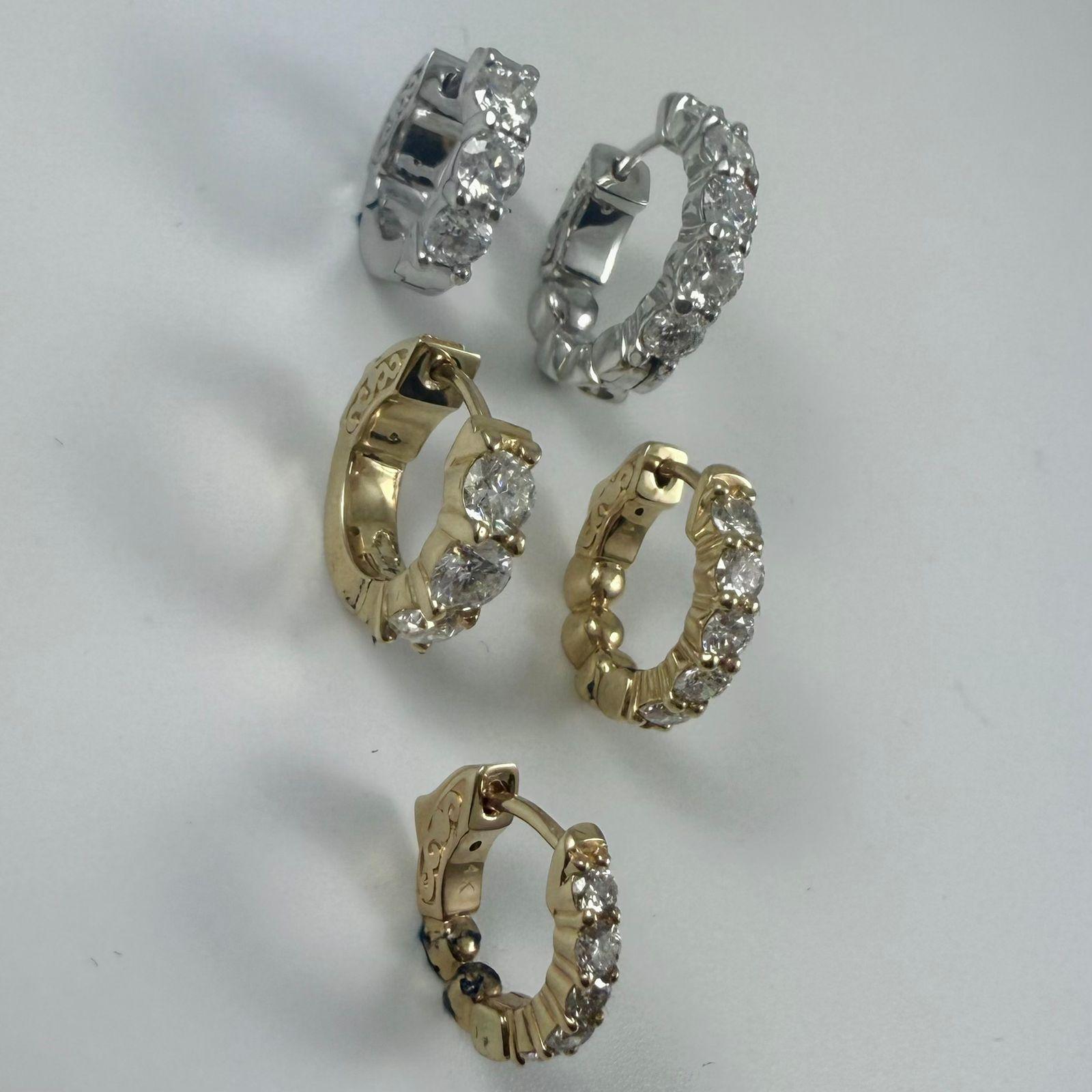Boucles d'oreilles Huggie en or jaune 14K avec diamant de 0,40 carat Unisexe en vente