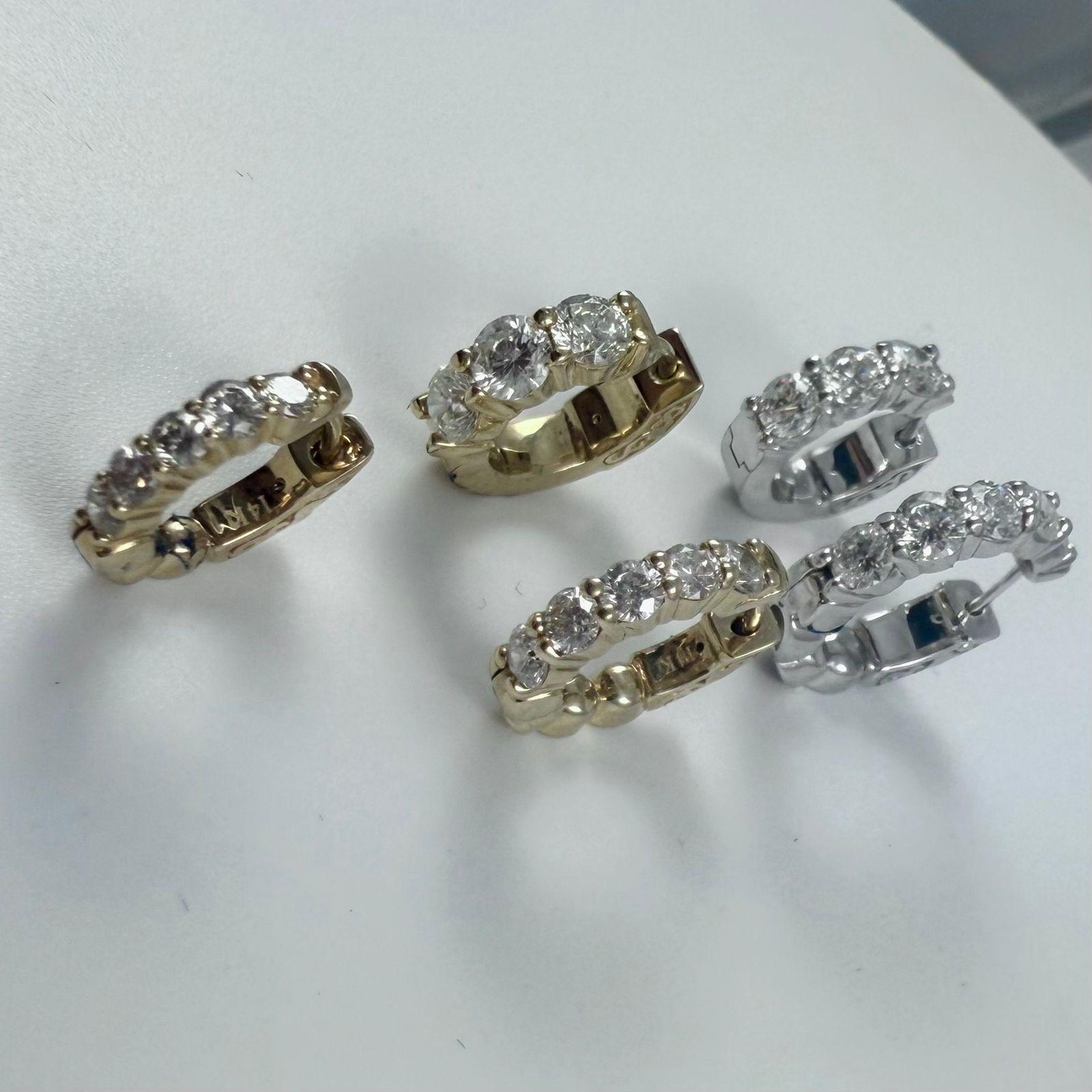 Boucles d'oreilles Huggie en or jaune 14K avec diamant de 0,40 carat en vente 3