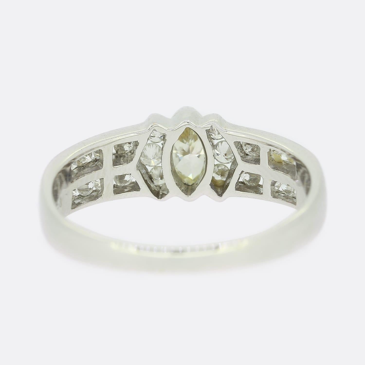 Dies ist ein Diamant-Cluster-Ring aus 18 Karat Weißgold. Der Ring ist mit einem Diamanten im Marquiseschliff besetzt und von runden Diamanten im Brillantschliff umgeben.

Zustand: Gebraucht (Sehr gut)
Gewicht: 3.9 Gramm
Ringgröße: R
Abmessungen der