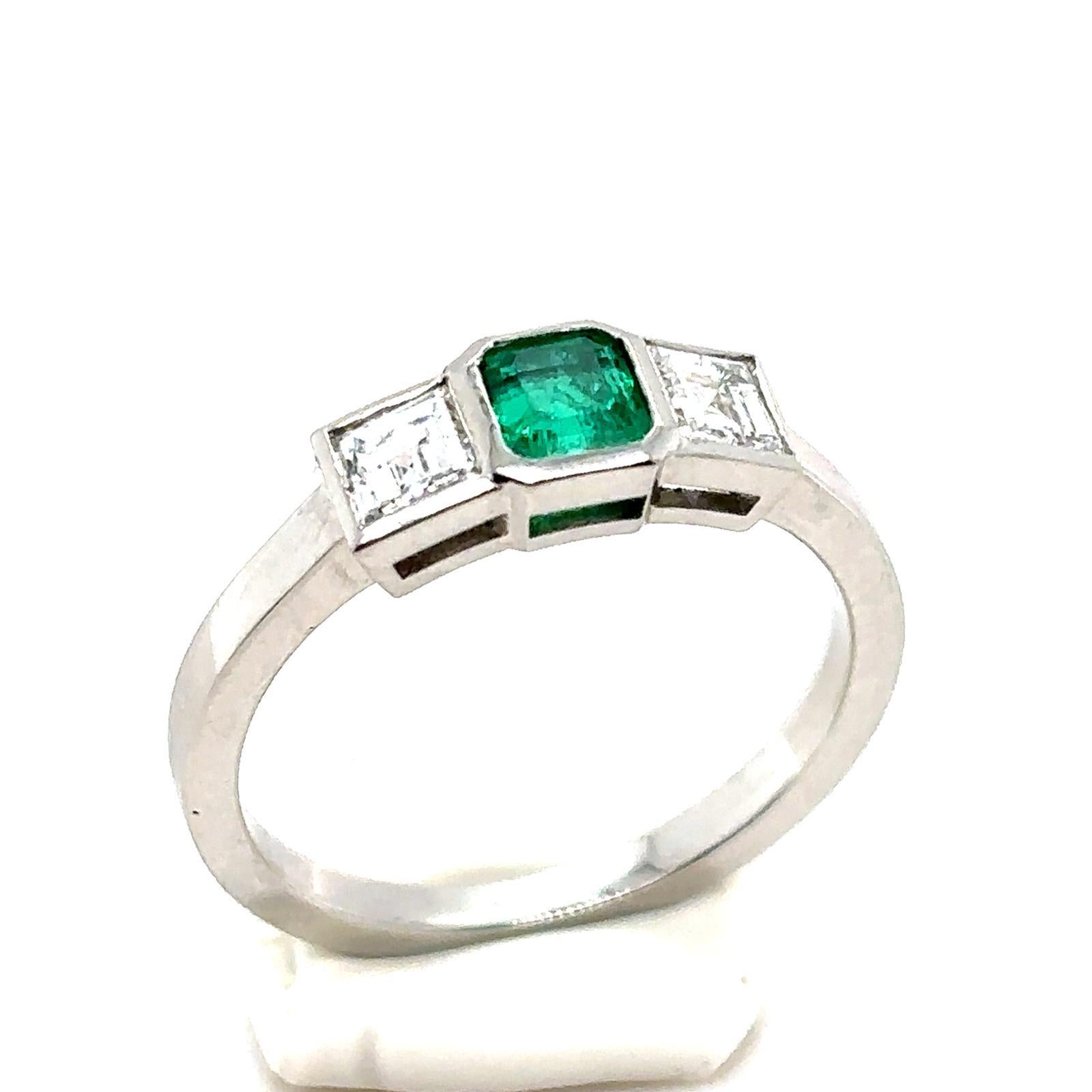 Bague de fiançailles à trois pierres en platine avec émeraude et diamants de 0.40 carat en vente 4