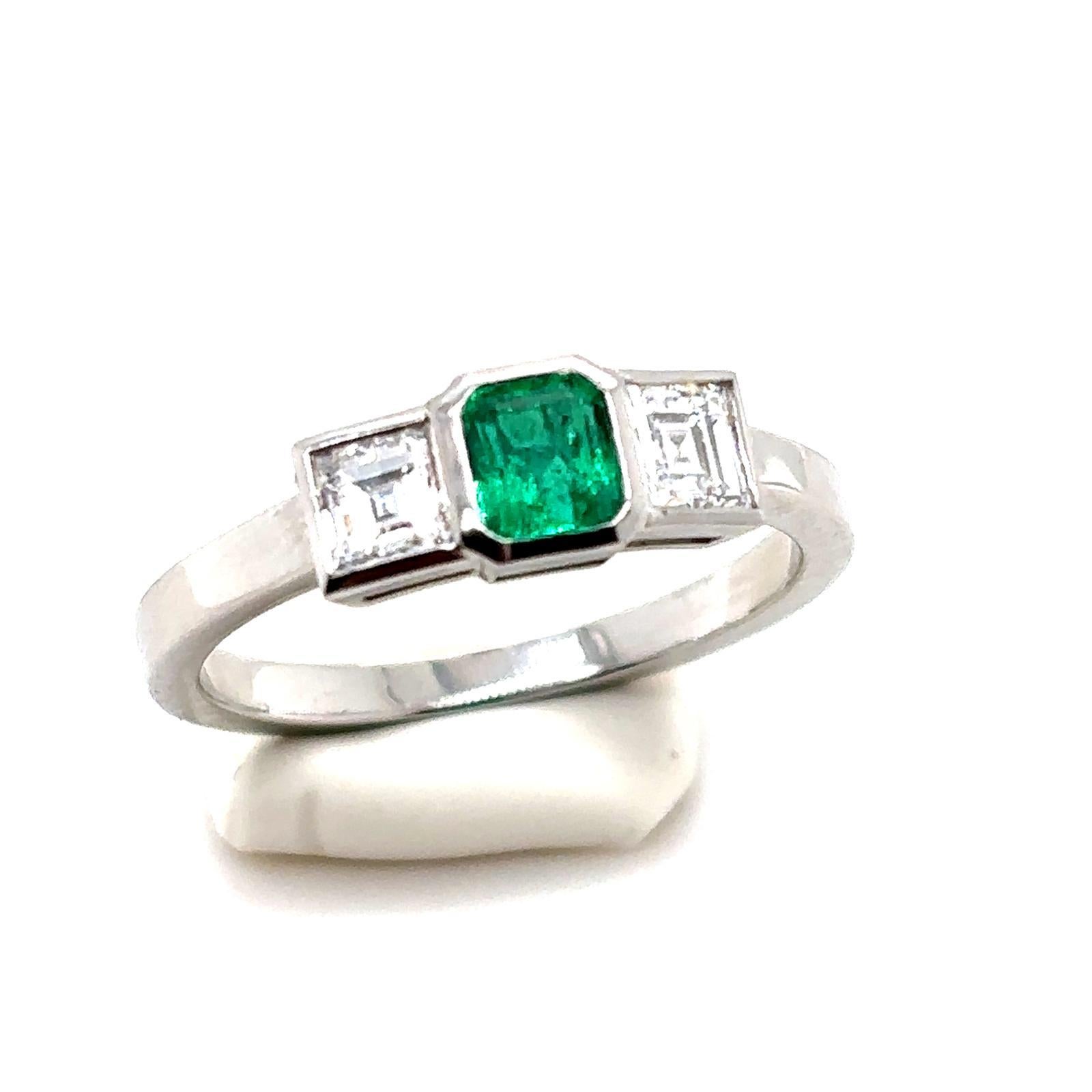 Bague de fiançailles en platine à trois pierres, émeraude et diamant de 0,40 carat

Cette magnifique bague en émeraude et diamant est fabriquée à la main en platine. La pièce est sertie en son centre d'une émeraude de 0,40 carats. Cette pierre