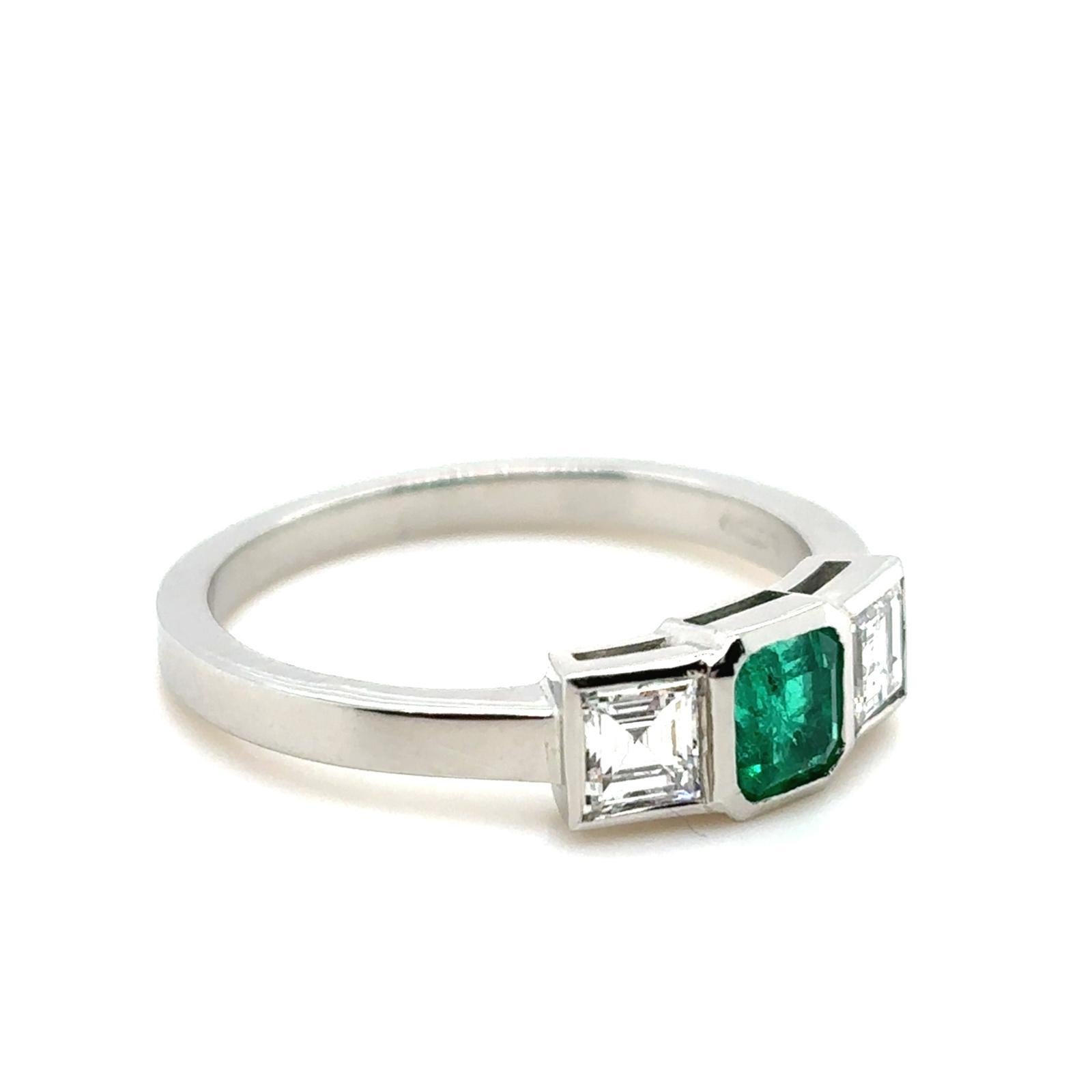 Moderne Bague de fiançailles à trois pierres en platine avec émeraude et diamants de 0.40 carat en vente