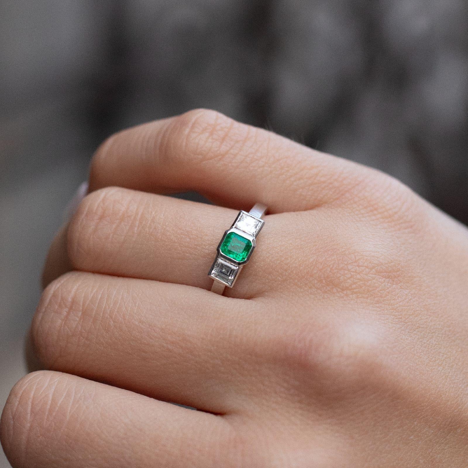 Taille émeraude Bague de fiançailles à trois pierres en platine avec émeraude et diamants de 0.40 carat en vente