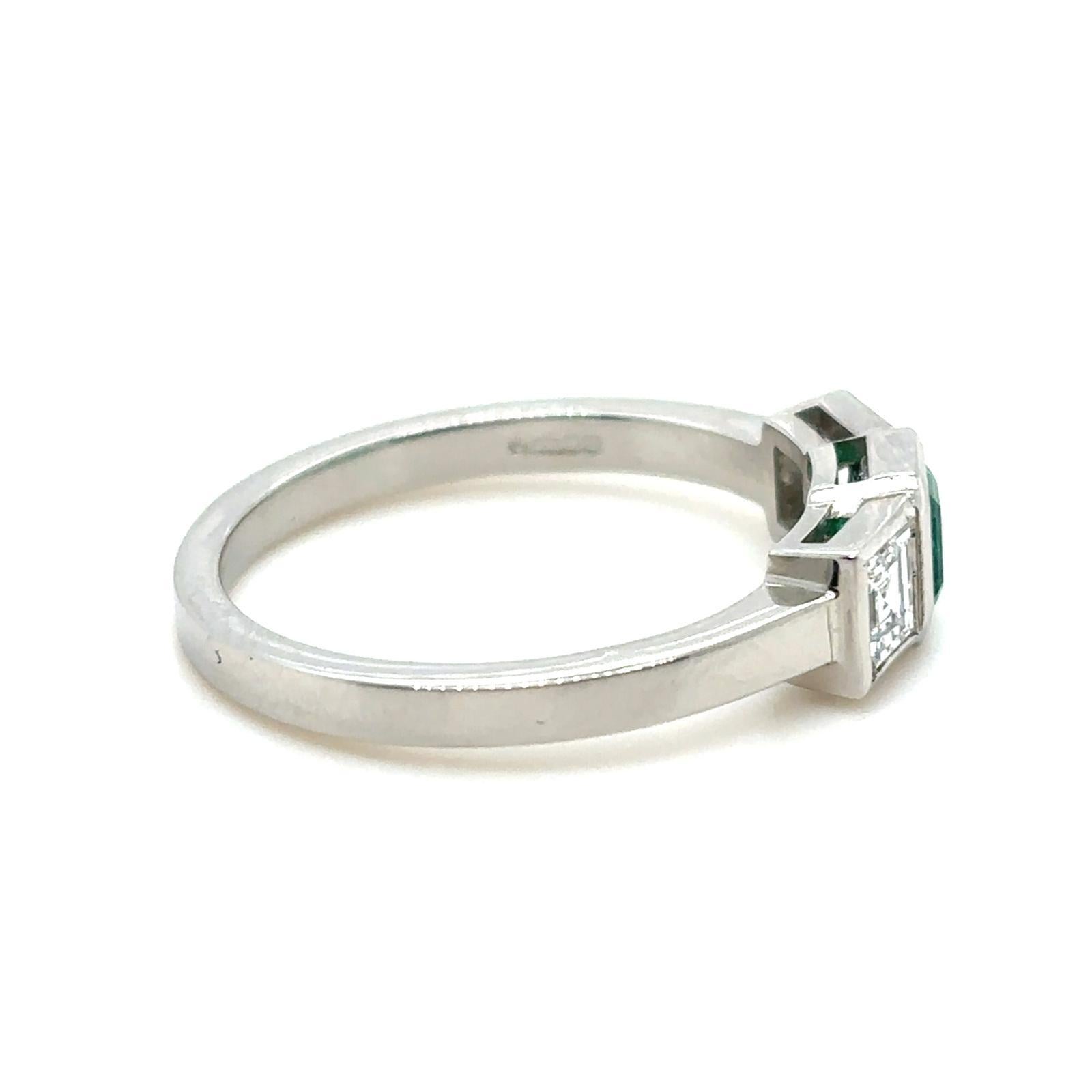 Bague de fiançailles à trois pierres en platine avec émeraude et diamants de 0.40 carat Excellent état - En vente à London, GB