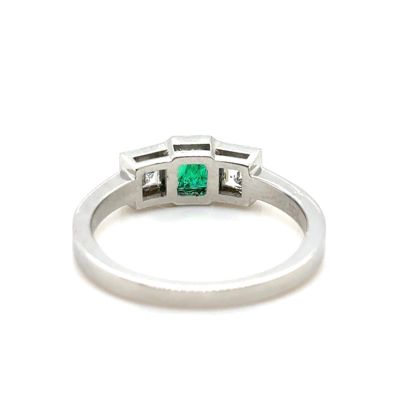 Bague de fiançailles à trois pierres en platine avec émeraude et diamants de 0.40 carat Pour femmes en vente