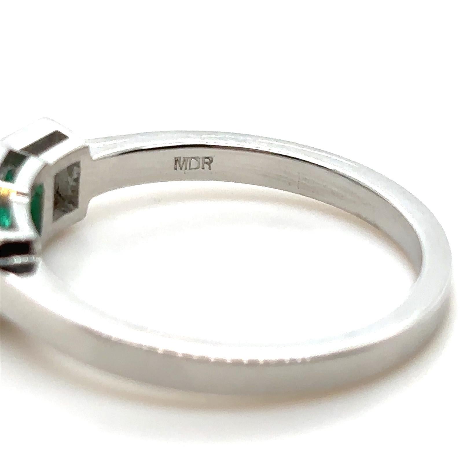 Bague de fiançailles à trois pierres en platine avec émeraude et diamants de 0.40 carat en vente 1